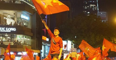 Đàm Vĩnh Hưng rủ rê nghệ sĩ ‘tập trung một nùi’ coi U23 đá