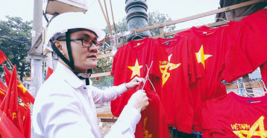 Trước trận chung kết lịch sử, người dân Hà Nội và Sài Gòn nô nức đi mua cờ, băng rôn cổ động để tiếp lửa cho đội tuyển U23
