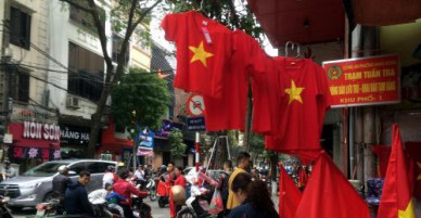 Thủ đô rợp bóng cờ đỏ sao vàng trước giờ bóng lăn