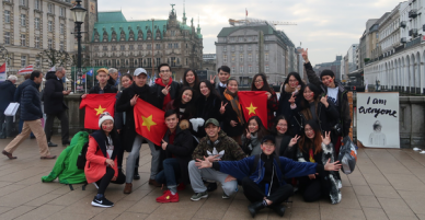 Không chỉ trong nước, fan Việt cả thế giới cũng hò nhau đặt phòng, mang cờ quạt đi cổ vũ cho U23 VIệt Nam xung lắm rồi!