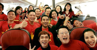 Clip: Bình Minh và dàn sao Việt hào hứng bay sang Trung Quốc lúc 4 giờ sáng để kịp cổ vũ U23 Việt Nam
