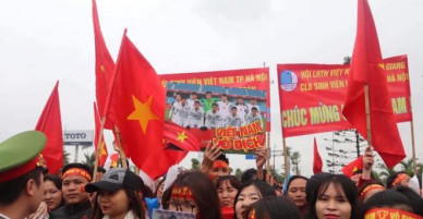 Người hâm mộ mang ảnh cầu thủ và huấn luyện viên tới đón U23 Việt Nam