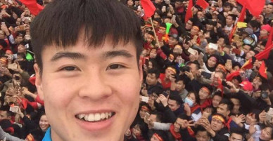 Duy Mạnh, Bùi Tiến Dũng, Đoàn Văn Hậu háo hức chụp ảnh với hàng nghìn người hâm mộ