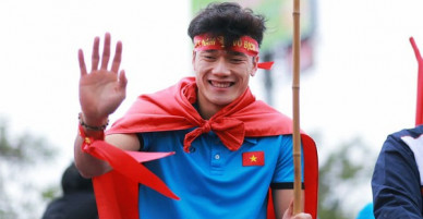 Đây là khoảnh khắc Tiến Dũng nói cảm ơn CĐV và gửi lời yêu thương đến mẹ trước khi lạch bạch ôm trái bưởi chạy ra xe buýt