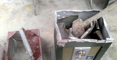 Nghịch tử phá cửa, khoan két sắt để trộm tiền của bố mẹ