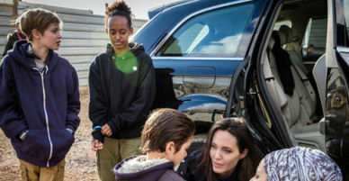 Hai con gái xin đi theo Angelina Jolie tới thăm trại tị nạn ở Jordan