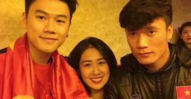 Vợ chồng Trang Lou - Tùng Sơn khoe hình rạng rỡ chụp chung với U23 Việt Nam