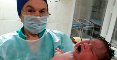 Mẹ tự sinh con nặng gần 6,3 kg tại nhà không cần thuốc giảm đau