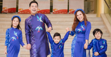 Vợ chồng MC Phan Anh đưa ba con lên sàn diễn áo dài