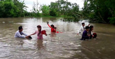 Đoàn rước dâu bằng xuồng bị lật, cô dâu chú rể cùng họ hàng rơi hết xuống kênh