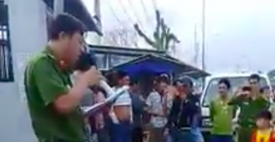 Xôn xao clip công an đọc công khai quyết định xử phạt người mua, bán dâm giữa khu đông dân cư
