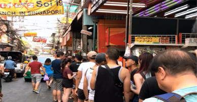 Quán mì giữa Bangkok muốn ăn phải rồng rắn xếp hàng