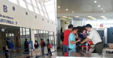 Bị cấm bay, khách nữ vẫn “ung dung” qua cửa hàng không đi Nga