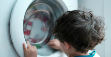 Bé 5 tuổi tử vong vì chui vào máy giặt sấy quần áo