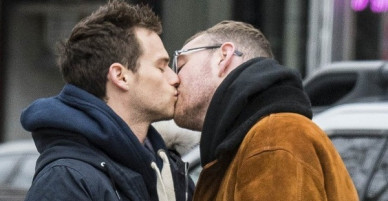 Nụ hôn của trai đẹp 13 Reasons Why và Sam Smith như sưởi ấm trái tim mọi hủ nữ giữa tiết trời lạnh giá
