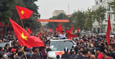 Ảnh: Đường phố Thái Bình rực rỡ cờ hoa đón cầu thủ U23 Việt Nam Đoàn Văn Hậu