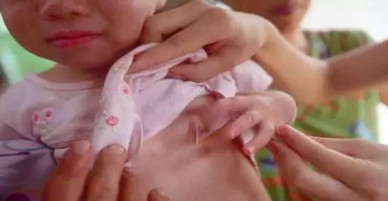 Phát hiện con 3 tuổi chảy máu vùng kín, cứ ngỡ con bị xâm hại nhưng lời bác sĩ nói khiến người mẹ ngỡ ngàng