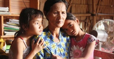 Bố mẹ bỏ rơi, 3 bé gái đi bán vé số mỗi ngày với ước mơ được tiếp tục đến trường