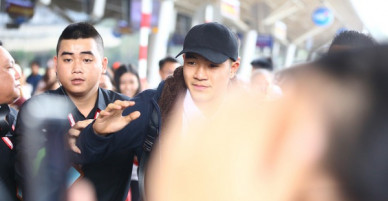 Fan đón U23 hạ cánh Sài Gòn cuồng nhiệt không khác gì sao Hàn!