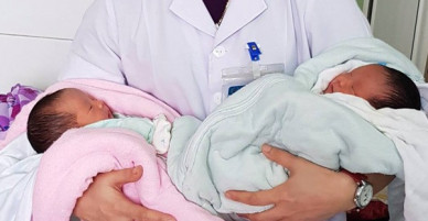 Sản phụ sinh đôi, một bé gái còn nguyên trong bọc ối vô cùng hiếm gặp