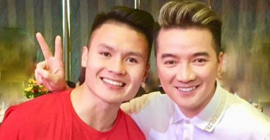 Đàm Vĩnh Hưng xin chữ ký cầu thủ U23