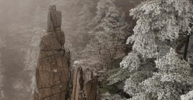 Băng tuyết bao phủ ngọn núi như trong phim Avatar