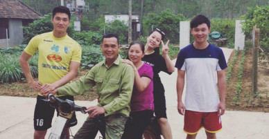 Chuyện chưa kể về chàng thủ môn U23 nhất quyết leo lên xe máy cũ mèm của bố dù được bố trí ô tô đưa đón