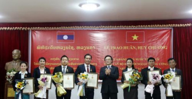Trao Huân, Huy chương cho 17 cán bộ Ban Đối ngoại Trung ương Đảng NDCM Lào