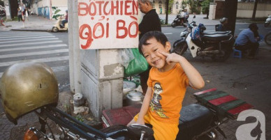 Em bé 5 tuổi có mẹ mà vẫn mồ côi, cùng ông bà mưu sinh bên xe bột chiên vỉa hè Sài Gòn