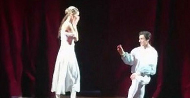 Diễn viên đóng vai Romeo cầu hôn diễn viên đóng vai Juliet trên sân khấu