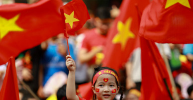 Người dân kéo đến sân vận động giao lưu với đội tuyển U23