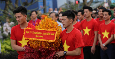Đội tuyển U23 dâng hương tượng đài Bác Hồ trên phố đi bộ Nguyễn Huệ
