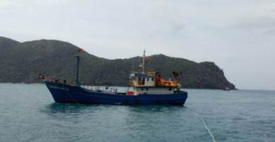 Phát hiện tàu cá không người lái trôi dạt trên vùng biển Nghệ An
