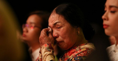 Con gái cụ Xuân bật khóc nghẹn ngào khi chứng kiến màn múa tái hiện câu chuyện chờ chồng suốt 52 năm tại Gala Wechoice Awards 2017