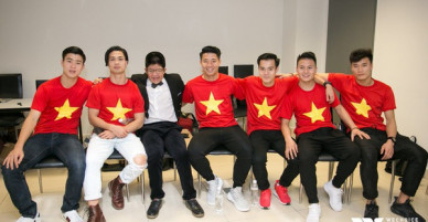 Bé Bôm hạnh phúc, cười khoái chí khi được chụp ảnh cùng 6 tuyển thủ của U23 Việt Nam
