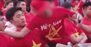 Clip gây bức xúc: Người đàn ông lao lên hàng ghế khách mời, vồ vập chụp ảnh cùng Xuân Trường, vô tư gạt tay selfie cùng các cầu thủ ngồi cạnh