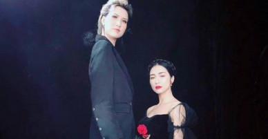 Chỉ có thể là đẳng cấp lầy của Hòa Minzy: Tự đăng ảnh dìm hàng với chiều cao... chỉ đến ngực Hồng Xuân