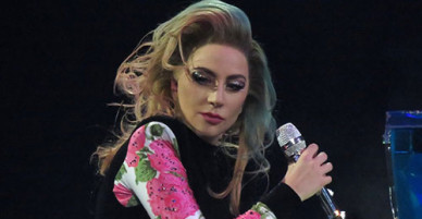 Đau cơ nặng, Lady Gaga phải hủy 10 show diễn