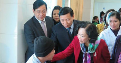 Trưởng ban Dân vận Trung ương thăm, tặng quà các bệnh nhân tại BV đa khoa Bắc Ninh