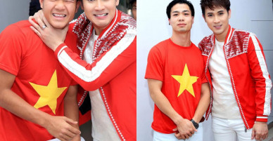 Nguyên Vũ nhắng nhít pose hình với từng cầu thủ U23 ở hậu trường