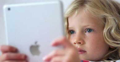 Thấy con gái 7 tuổi ngẩn ngơ rồi tắt vội màn hình iPad, mẹ rụng rời khi phát hiện con mình bị gửi tin nhắn bệnh hoạn