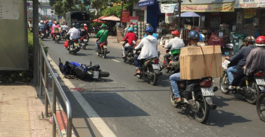 Nam thanh niên chạy Exciter nguy kịch sau khi tông vào người phụ nữ 50 tuổi đang đi bộ ở Sài Gòn
