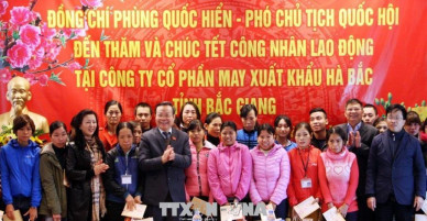 Phó Chủ tịch Quốc hội tặng quà công nhân hoàn cảnh khó khăn tại Bắc Giang
