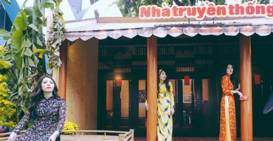 Nhiều người kiếm tiền triệu mỗi ngày nhờ cho thuê áo dài Tết chụp hình tại phố ông đồ Sài Gòn