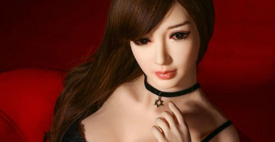 Người đàn ông bỏ vợ và 4 đứa con để sống với búp bê tình dục