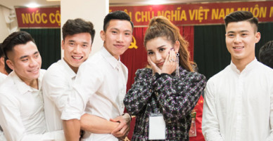 Huyền My thẹn thùng khi được dàn cầu thủ U23 Việt Nam vây quanh
