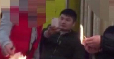 Hai người đàn ông lấy cả tập tiền ra đốt để xem ai giàu hơn
