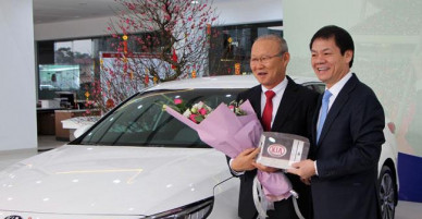 Thaco trao tặng xe ô tô cho huấn luyện viên Park Hang Seo