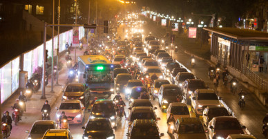 Gần Tết, xe nhích từng cm trên phố ở Hà Nội