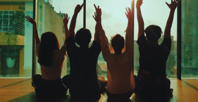 Nhất định phải có một hội bạn thân đủ điên và đủ lầy để cùng nhau đi qua cuộc đời này